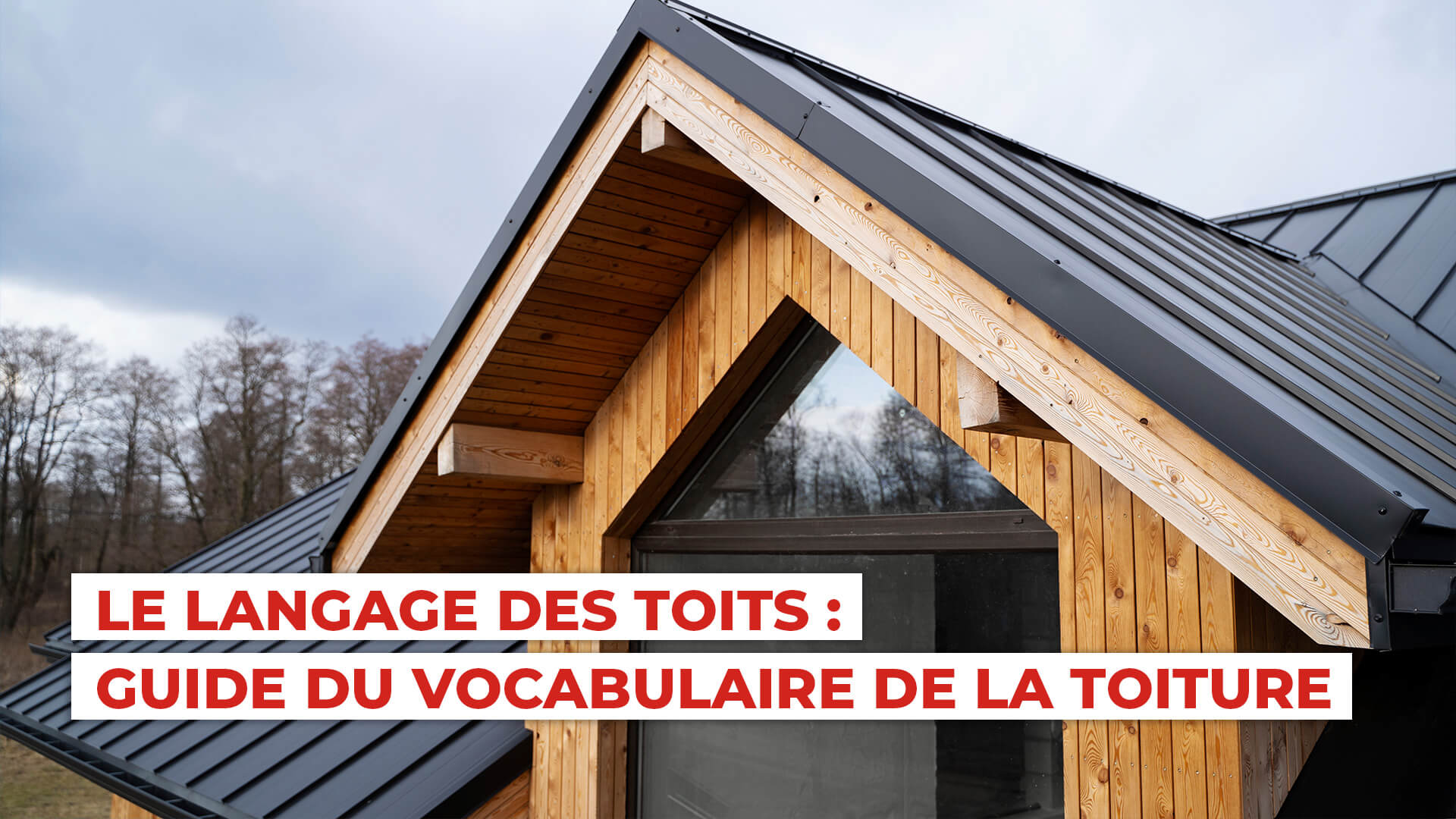 Charpente en bois traditionnelle soutenant une toiture, vue depuis l'intérieur des combles