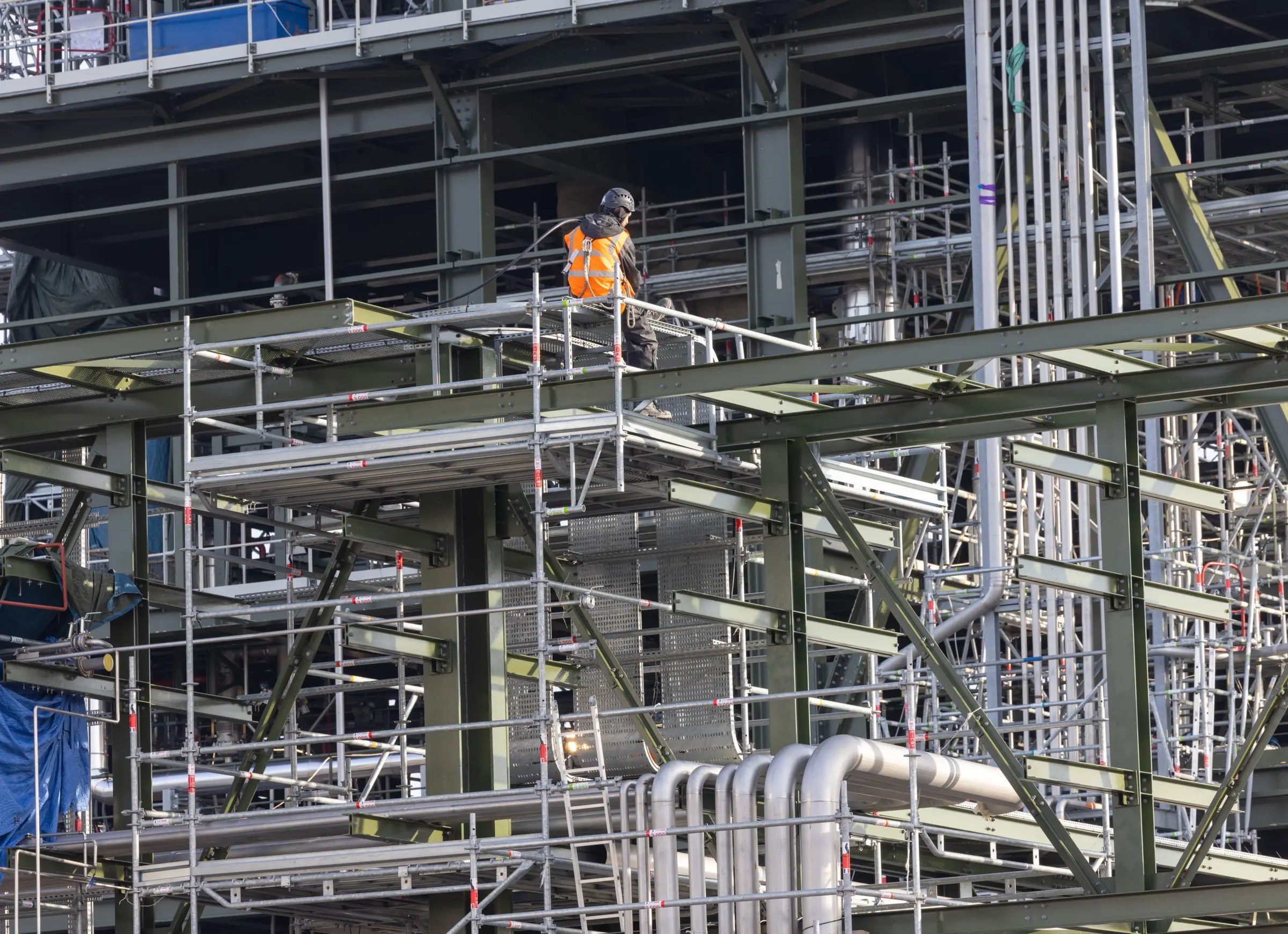 Échafaudage réglable installé dans une cage d'escalier intérieure